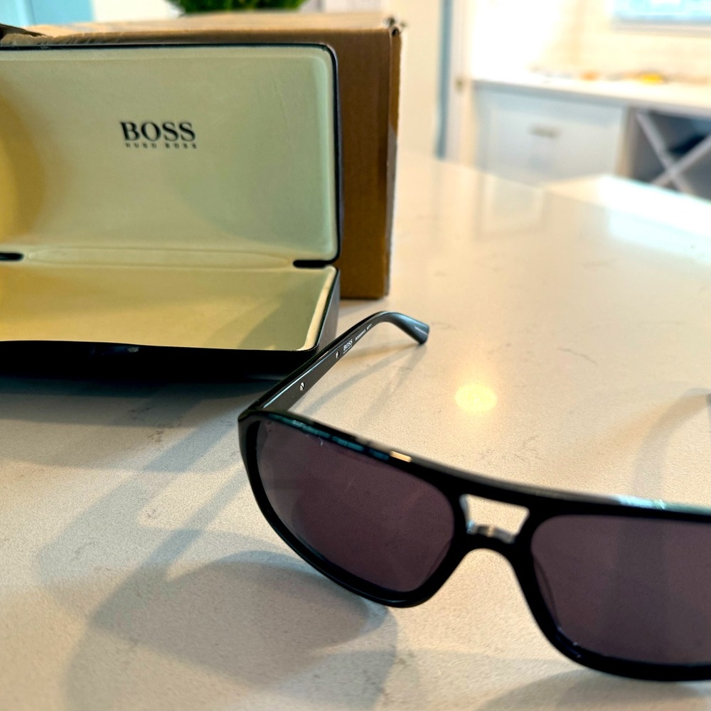 Men’s new Hugo Boss black sunglasses with designer case